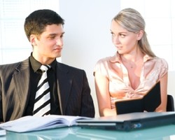 Pamer Belahan Dada, Kesalahan Mode yang Dibenci Atasan