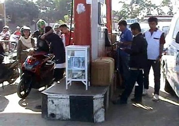 Pedagang Eceran Serbu SPBU Pelalawan Riau