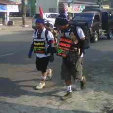 Dua Pria Jalan Kaki Keliling Indonesia Bawa Misi Perdamaian