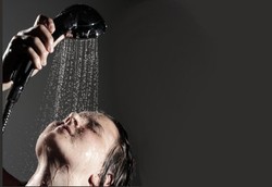 Mandi Air Hangat di Pagi Hari Bisa Bikin Sakit Kepala