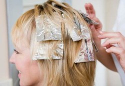 Dampak Negatif Mewarnai Rambut Bagi Kesehatan