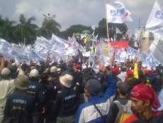 Ada Demo BPJS di Depan Gedung DPR, Bus TransJ Masuk Tol
