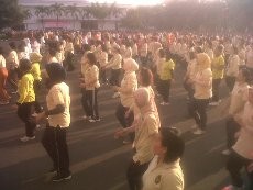 Ibu Ani Senam Pagi Bareng Pegawai Kemhan dan Kemenko Polhukam