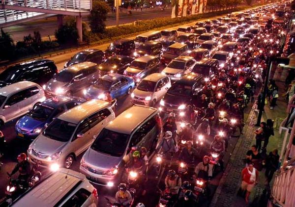 Lalin Jalan MH Thamrin Mengular