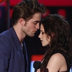 Robert Pattinson & Kristen Stewart Promosikan Film Terakhir Twilight