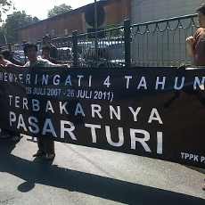 Jelang 4 Tahun Pasar Turi Terbakar, Pedagang Gelar Aksi Bagi-bagi Bunga