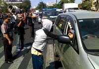 Pedagang Pasar Turi Bagi-bagi Bunga