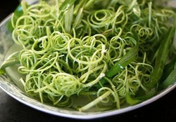 Dao Che Rau Muong, Pengeriting Kangkung