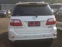 Mobil-mobil Berplat Merah Nongkrong di Area Rakornas PD