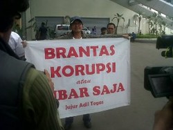 Bentangkan Spanduk Anti Korupsi di Rakornas, Pong Diusir