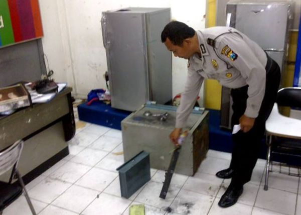 Toko Columbia Kedungdoro Dibobol Maling