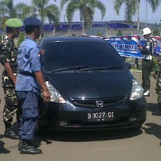 Halangi Akses Kendaraan SBY, Honda Jazz Digotong ke Parkiran 