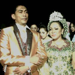 Rieka Roeslan Dilamar Suami di Kuburan