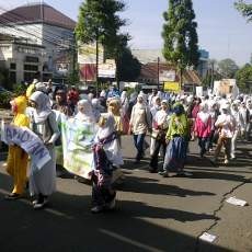 Mahasiswa Sebar Jadwal Imsak di CFD Dago