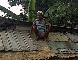 Menolak Digusur, Seorang Kakek Panjat Atap Warungnya di BKT