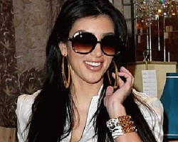 Kim Kardashian Kecanduan Kacamata Hitam