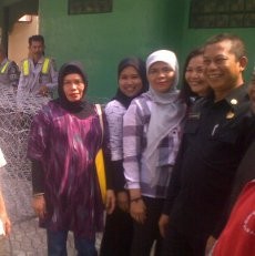 Tinjau Rumah Ambruk, Ayi Diburu Ibu-ibu