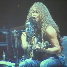 Totalitas Daniel Sahuleka di Kampung Halamannya 