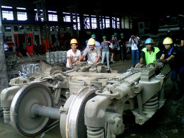 Mengintip Bengkel KA Balai Yasa