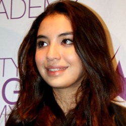 Jadi Model, Manohara Tolak Tawaran Pose dengan Bikini