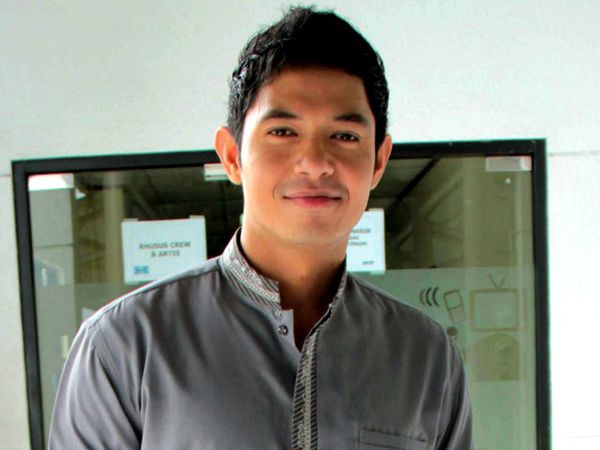 Gaya Casual Dude Herlino Berbaju Koko