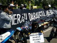 Pedagang Pasar Turi Turun ke Jalan