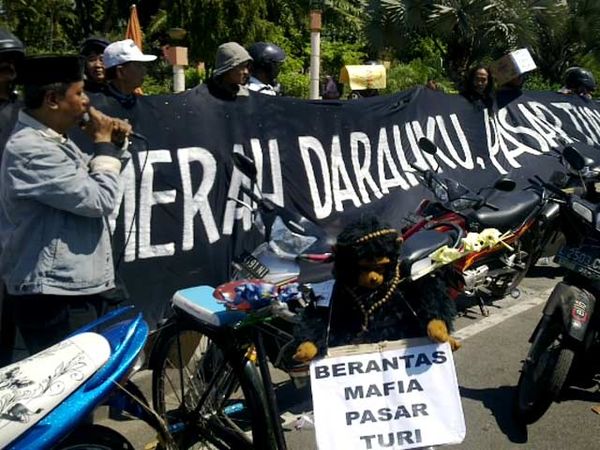 Pedagang Pasar Turi Turun ke Jalan