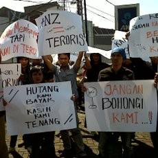 Puluhan Anggota Apkrindo Demo Kantor Penerbit Kartu Kredit ANZ