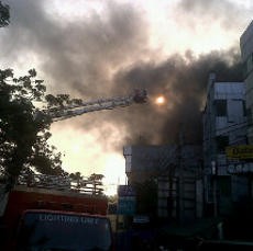 Asap Hitam Masih Mengepul di Sawah Besar, Lalin Macet Parah