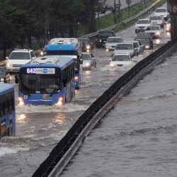 Seoul Banjir, Jaekyung Rainbow dan Kyuhyun SuJu Naik Subway
