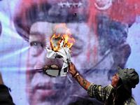 Massa Bakar Gambar SBY di Diponegoro