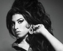 Gaya Unik Amy Winehouse Jadi Inspirasi Mode