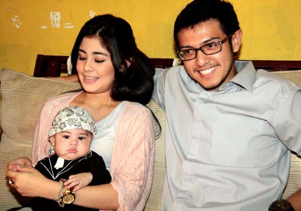 Risty Tagor & Suami Bahagia Mengurus Anak