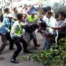 Pembongkaran Pagar Meteor Ricuh