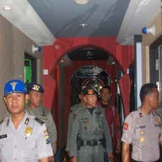 Pagar Seng Dibongkar, Polisi Imbau Karyawan Meteor Keluar