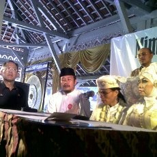Dada Rosada Jadi Saksi Nikah Massal di Pendopo