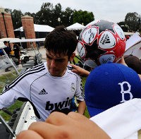 Oezil Tak Merasa Jadi Rival Kaka