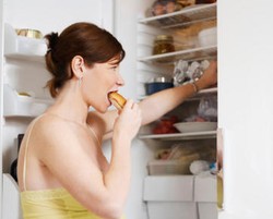 Trik Menahan Diri Makan Junk Food Saat Hamil