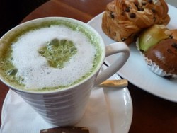 Bagi-Bagi Hadiah di Halal is My Food