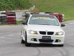 Ciiit! Ban Asymmetric 2 Bikin Mobil Ngerem Pakem