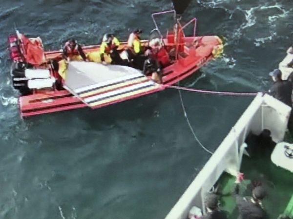 Pesawat Kargo Asiana Airlines Jatuh ke Laut