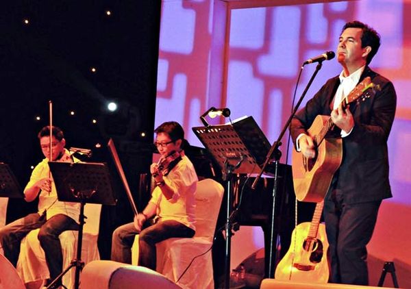 Duncan Shiek Hibur Penggemar di Jakarta