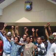 Minta Rekannya Tidak Ditahan, Warga Geruduk Kantor Polisi