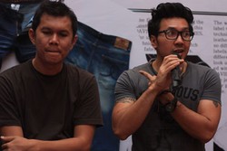 Cosmic Mengeluarkan Jeans Seri David Naif