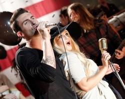 Adam Levine Tiru Aksi Panggung Mick Jagger