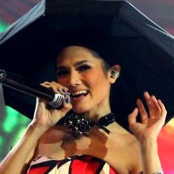 Mudik, Mulan Jameela Pipis di Kresek