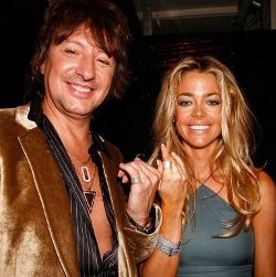 Denise Richards Bantah Rebut Suami Heather Locklear