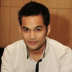 Teuku Wisnu Jualan CD di Pom Bensin