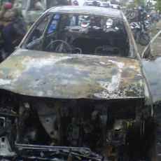 Sebuah Mazda Meledak dan Hangus Terbakar