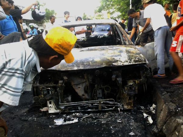 Mobil Sedan Hangus Terbakar